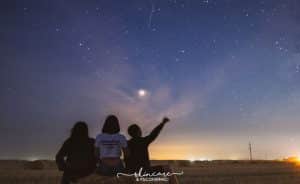tre ragazzi guardano le stelle